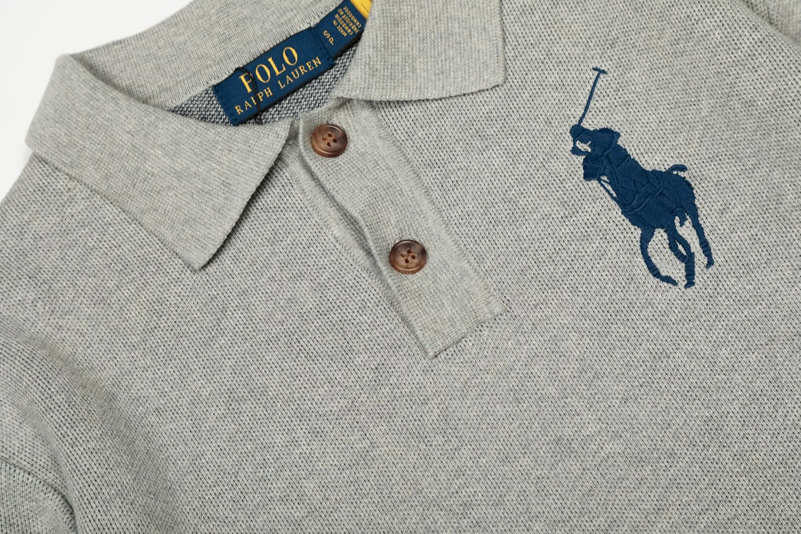 P250 Top quality" Style number: DS164# (not off the shelves all year round) [Ralph Lauren autumn and winter Malaysia embroidered logo knitted POLO lapel sweater] ✅Ralph Lauren Ralph Lauren classic basic lapel POLO same style knitted autumn and winter sweater for men and women ✅Main supplier platform live broadcast Wholesale entity Replenish when out of stock Not off the shelf ✅ZP quality 1:1 version Scan the code to enter the GF website Counter quality ✅Detailed quality is the only one in Guangzhou Imported quality cotton yarn, 750g weight, focusing on high-end, cost-effective, good quality, needless to say, ✅The version is restored to the original order, the maximum size can be worn up to 190 pounds, loose, comfortable and stress-free, ✅The upper body is simple and easy to match, a must-have for male gods. Good-looking clothes are never picky. A must-have in couples' wardrobes. Size: S-XL. Color: Milk white, gray, black and white, black and red, navy white label, navy red label